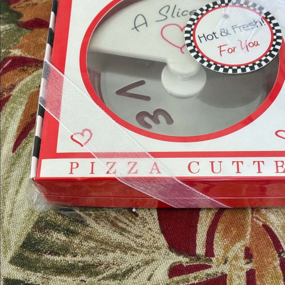 Cute Boxed Pizza Cutter - Picture 2 of 4
